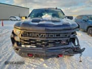 ✅ 2022 Chevrolet Silverado 1500 Custom Trail Boss • VIN: 3GCPDCEK6NG663140 • Lot: 95386155. Wystawiony na Copart z przebiegiem 156 664 mil. Bezpłatny archiwum sprzedaży aukcyjnych z USA i szczegółowy raport historii pojazdu na DreamBid. Zdjęcie 5.