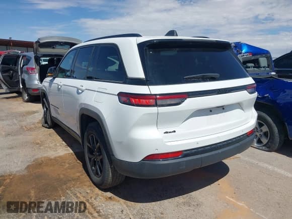 ✅ 2024 Jeep Grand Cherokee Laredo • VIN: 1C4RJHAG2RC109117 • Lot: 42867099. Listed on IAAI with 33,157 mi. Free auction sales archive from the USA and detailed vehicle history report at DreamBid. Image 13.