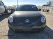 ✅ 2013 Volkswagen Beetle 2.5L • VIN: 3VW5X7ATXDM816085 • Lot: 91036645. Wystawiony na Copart z przebiegiem 118 737 mil. Bezpłatny archiwum sprzedaży aukcyjnych z USA i szczegółowy raport historii pojazdu na DreamBid. Zdjęcie 5.