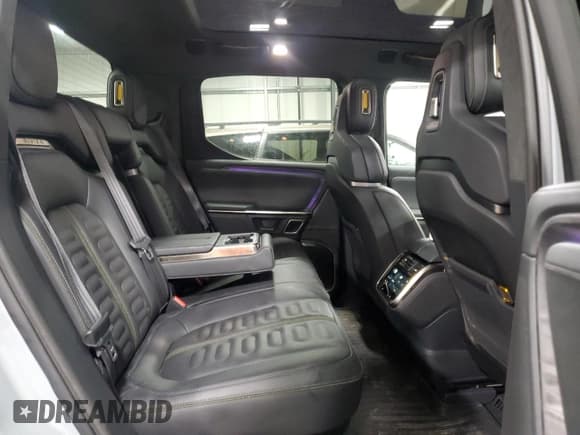 ✅ 2022 Rivian R1T Launch Edition • VIN: 7FCTGAALXNN005332 • Lot: 48002285. Wystawiony na Copart z przebiegiem 24 488 mil. Bezpłatny archiwum sprzedaży aukcyjnych z USA i szczegółowy raport historii pojazdu na DreamBid. Zdjęcie 10.