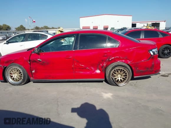 ✅ 2017 Volkswagen Jetta GLI • VIN: 3VW4T7AJ6HM337772 • Lot: 43467307. Wystawiony na IAAI z przebiegiem 137 648 mil. Bezpłatny archiwum sprzedaży aukcyjnych z USA i szczegółowy raport historii pojazdu na DreamBid. Zdjęcie 6.