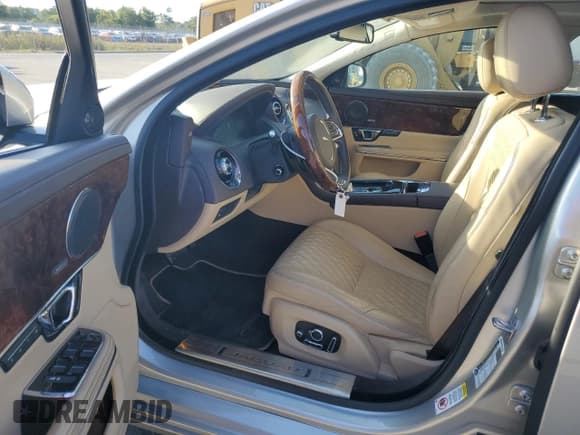 ✅ 2016 Jaguar XJ Portfolio • VIN: SAJWA2G76G8V94421 • Lot: 45875293. Wystawiony na Copart z przebiegiem 55 373 mil. Bezpłatny archiwum sprzedaży aukcyjnych z USA i szczegółowy raport historii pojazdu na DreamBid. Zdjęcie 7.