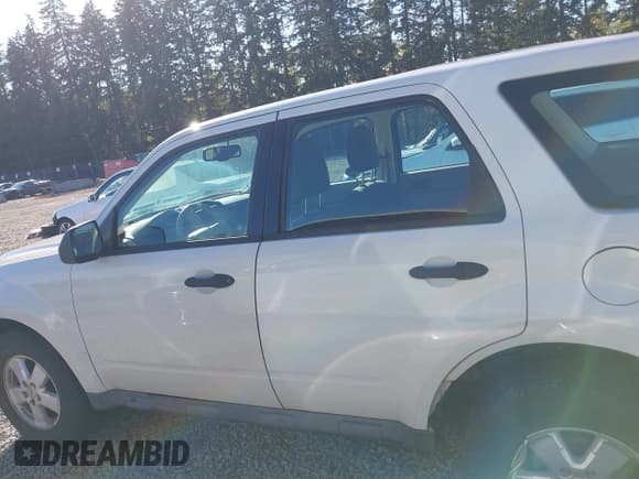 ✅ 2009 Ford Escape XLS • VIN: 1FMCU02749KB31375 • Lot: 43415502. Wystawiony na IAAI z przebiegiem 83 114 mil. Bezpłatny archiwum sprzedaży aukcyjnych z USA i szczegółowy raport historii pojazdu na DreamBid. Zdjęcie 14.