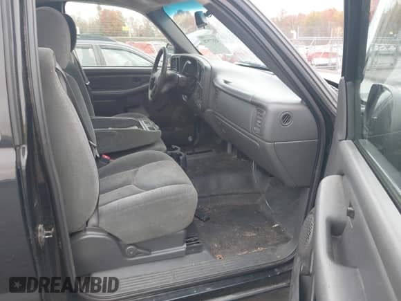 2003 Chevrolet Silverado 1500 Work Truck z VIN 1GCEK14V13E181533, wystawiony jako IAAI lot #43577970 z przebiegiem 78 238 mil mil oraz . Historia ofert i sprzedaży dostępna na DreamBid. Obrazek 5.