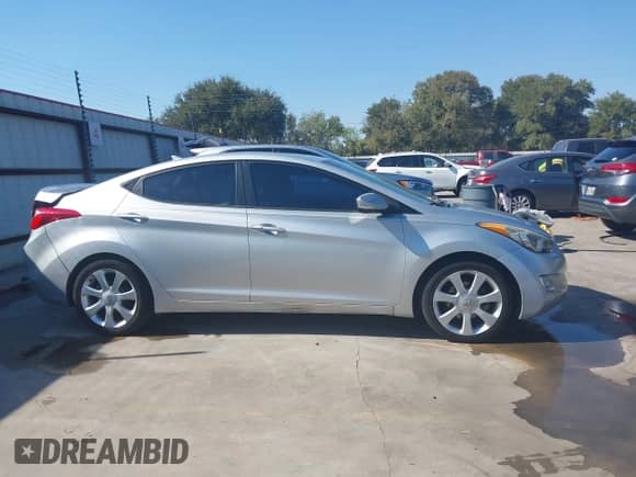 2013 Hyundai Elantra Limited z VIN 5NPDH4AE1DH273663, wystawiony jako IAAI lot #43454550 z przebiegiem 163 051 mil mil oraz . Historia ofert i sprzedaży dostępna na DreamBid. Obrazek 13.