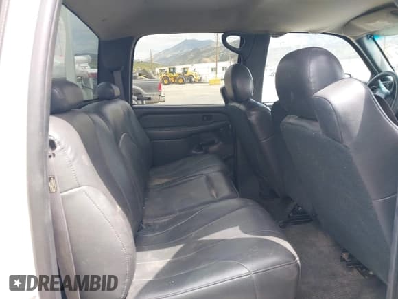 ✅ 2002 Chevrolet Silverado 2500HD LS • VIN: 1GCHC23G32F125153 • Lot: 42057473. Wystawiony na IAAI z przebiegiem 262 138 mil. Bezpłatny archiwum sprzedaży aukcyjnych z USA i szczegółowy raport historii pojazdu na DreamBid. Zdjęcie 8.