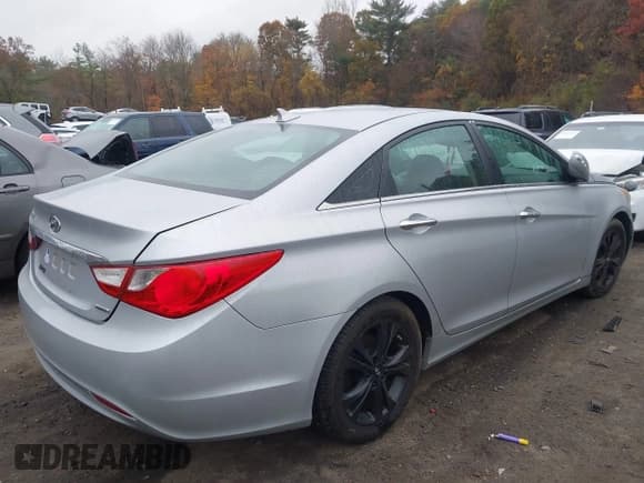 ✅ 2011 Hyundai Sonata Limited • VIN: 5NPEC4AC4BH235603 • Лот: 43550111. Опубликован ранее на IAAI с пробегом 198 119 миль. Бесплатный доступ к архиву аукционных продаж из США и подробный отчёт об истории автомобиля на DreamBid. Изображение 4.