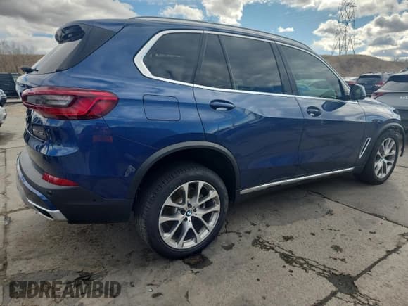 ✅ 2019 BMW X5 xDrive40i • VIN: 5UXCR6C56KLL05869 • Lot: 92683965. Wystawiony na Copart z przebiegiem 74 850 mil. Bezpłatny archiwum sprzedaży aukcyjnych z USA i szczegółowy raport historii pojazdu na DreamBid. Zdjęcie 3.