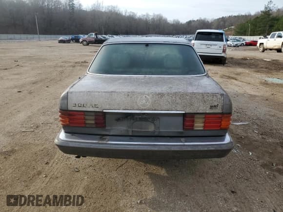 ✅ 1987 Mercedes-Benz 300 • VIN: WDBCB2503HA326913 • Lot: 45600005. Wystawiony na Copart z przebiegiem 232 194 mil. Bezpłatny archiwum sprzedaży aukcyjnych z USA i szczegółowy raport historii pojazdu na DreamBid. Zdjęcie 6.