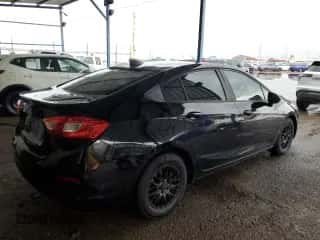 2016 Chevrolet Cruze LS z VIN 1G1BC5SM9G7305763, wystawiony jako Copart lot #84225085 z przebiegiem 154 902 mil mil oraz Czysty tytuł • Clean title. Historia ofert i sprzedaży dostępna na DreamBid. Obrazek 3.