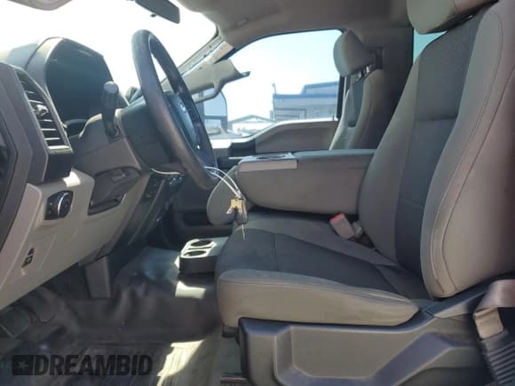 ✅ 2017 Ford F-150 XL • VIN: 1FTMF1CPXHKD54672 • Lot: 61832645. Wystawiony na Copart z przebiegiem 137 919 mil. Bezpłatny archiwum sprzedaży aukcyjnych z USA i szczegółowy raport historii pojazdu na DreamBid. Zdjęcie 7.