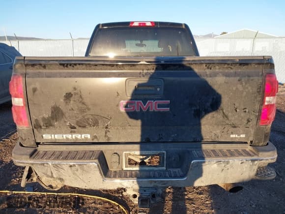 ✅ 2015 GMC Sierra 2500HD SLE • VIN: 1GT12YEG8FF512503 • Lot: 40762165. Listed on IAAI with 131,286 mi. Free auction sales archive from the USA and detailed vehicle history report at DreamBid. Image 17.