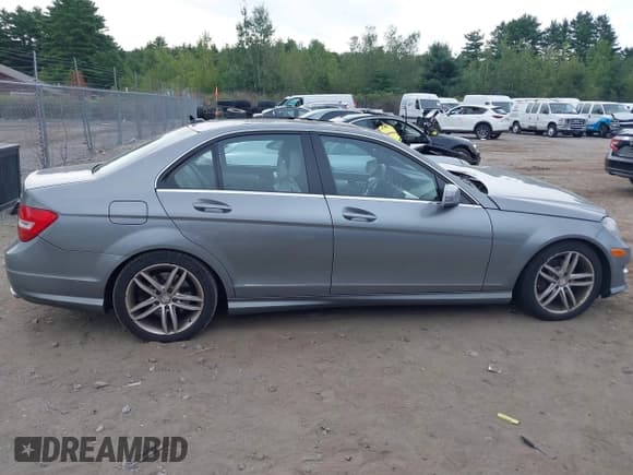 ✅ 2012 Mercedes-Benz C 300 Sport • VIN: WDDGF8BB5CR225904 • Lot: 43010982. Wystawiony na IAAI z przebiegiem 90 115 mil. Bezpłatny archiwum sprzedaży aukcyjnych z USA i szczegółowy raport historii pojazdu na DreamBid. Zdjęcie 14.