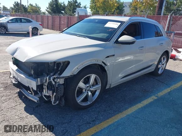 ✅ 2019 Audi e-tron Premium Plus • VIN: WA1LAAGE2KB011830 • Лот: 43731686. Опубликован ранее на IAAI с пробегом 80 487 миль. Бесплатный доступ к архиву аукционных продаж из США и подробный отчёт об истории автомобиля на DreamBid. Изображение 2.