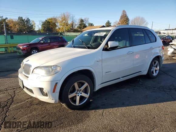 ✅ 2013 BMW X5 xDrive50i • VIN: 5UXZV8C5XDL899340 • Лот: 85399845. Опубликован ранее на Copart с пробегом 175 095 миль. Бесплатный доступ к архиву аукционных продаж из США и подробный отчёт об истории автомобиля на DreamBid. Изображение 1.