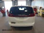 ✅ 2022 Chrysler Pacifica Touring • VIN: 2C4RC1FG2NR162279 • Lot: 42115620. Wystawiony na IAAI z przebiegiem 224 157 mil. Bezpłatny archiwum sprzedaży aukcyjnych z USA i szczegółowy raport historii pojazdu na DreamBid. Zdjęcie 16.