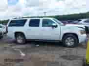 2014 Chevrolet Suburban LT z VIN 1GNSCJE07ER211222, wystawiony jako IAAI lot #42428084 z przebiegiem 214 712 mil mil oraz . Historia ofert i sprzedaży dostępna na DreamBid. Obrazek 13.