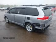 ✅ 2011 Toyota Sienna LE AAS • VIN: 5TDKK3DC7BS165746 • Лот: 42264841. Опубликован ранее на IAAI с пробегом 173 236 миль. Бесплатный доступ к архиву аукционных продаж из США и подробный отчёт об истории автомобиля на DreamBid. Изображение 3.