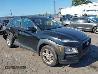 ✅ 2019 Hyundai Kona SE • VIN: KM8K12AA3KU384890 • Лот: 43122448. Опубликован ранее на IAAI с пробегом 126 152 миль. Бесплатный доступ к архиву аукционных продаж из США и подробный отчёт об истории автомобиля на DreamBid. Изображение 1.