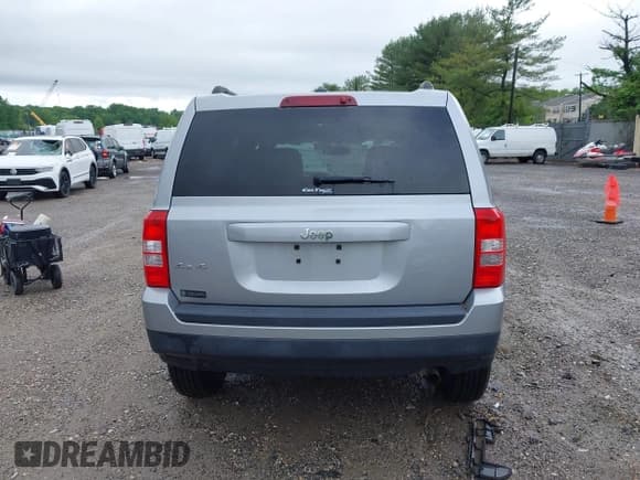 ✅ 2017 Jeep Patriot Sport SE • VIN: 1C4NJRBB8HD122051 • Lot: 42274843. Listed on IAAI with 63,122 mi. Free auction sales archive from the USA and detailed vehicle history report at DreamBid. Image 16.