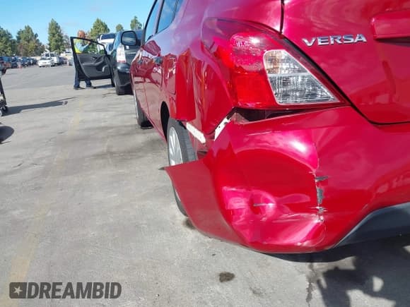 ✅ 2015 Nissan Versa S Plus • VIN: 3N1CN7AP2FL894004 • Lot: 43553007. Wystawiony na IAAI z przebiegiem 149 546 mil. Bezpłatny archiwum sprzedaży aukcyjnych z USA i szczegółowy raport historii pojazdu na DreamBid. Zdjęcie 20.