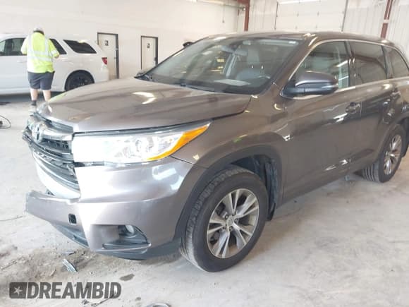 ✅ 2015 Toyota Highlander LE • VIN: 5TDBKRFH7FS144834 • Lot: 42939376. Wystawiony na IAAI z przebiegiem 217 104 mil. Bezpłatny archiwum sprzedaży aukcyjnych z USA i szczegółowy raport historii pojazdu na DreamBid. Zdjęcie 2.