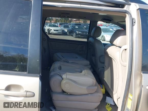 ✅ 2006 Toyota Sienna XLE Limited • VIN: 5TDZA22CX6S443799 • Lot: 43625070. Wystawiony na IAAI z przebiegiem 256 466 mil. Bezpłatny archiwum sprzedaży aukcyjnych z USA i szczegółowy raport historii pojazdu na DreamBid. Zdjęcie 8.