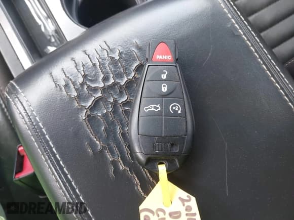 ✅ 2014 Dodge Challenger SXT • VIN: 2C3CDYAG7EH196344 • Lot: 41935353. Wystawiony na IAAI z przebiegiem 209 842 mil. Bezpłatny archiwum sprzedaży aukcyjnych z USA i szczegółowy raport historii pojazdu na DreamBid. Zdjęcie 11.