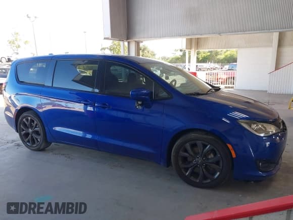 ✅ 2019 Chrysler Pacifica Touring Plus • VIN: 2C4RC1FG5KR633238 • Lot: 43472396. Wystawiony na IAAI z przebiegiem 103 337 mil. Bezpłatny archiwum sprzedaży aukcyjnych z USA i szczegółowy raport historii pojazdu na DreamBid. Zdjęcie 13.