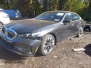 ✅ 2025 BMW 5 Series 530i xDrive • VIN: WBA53FJ07SCU42951 • Лот: 43526193. Опубликован ранее на IAAI с пробегом 5 611 миль. Бесплатный доступ к архиву аукционных продаж из США и подробный отчёт об истории автомобиля на DreamBid. Изображение 2.