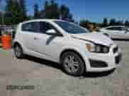 2013 Chevrolet Sonic LT z VIN 1G1JD6SG0D4199810, wystawiony jako Copart lot #63103015 z przebiegiem 128 825 mil mil oraz Szkoda całkowita • Salvage title. Historia ofert i sprzedaży dostępna na DreamBid. Obrazek 4.