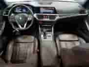 2020 BMW 3 Series 330i xDrive z VIN 3MW5R7J09L8B26187, wystawiony jako Copart lot #83956685 z przebiegiem 33 911 mil mil oraz Szkoda całkowita • Salvage title. Historia ofert i sprzedaży dostępna na DreamBid. Obrazek 8.