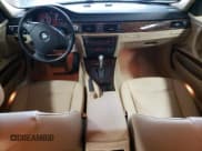 ✅ 2006 BMW 3 Series 325i • VIN: WBAVB17536NK35556 • Lot: 55650085. Wystawiony na Copart z przebiegiem 149 964 mil. Bezpłatny archiwum sprzedaży aukcyjnych z USA i szczegółowy raport historii pojazdu na DreamBid. Zdjęcie 8.