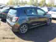 2019 Chevrolet Sonic LT z VIN 1G1JD6SB2K4111583, wystawiony jako IAAI lot #43427294 z przebiegiem 91 487 mil mil oraz . Historia ofert i sprzedaży dostępna na DreamBid. Obrazek 4.