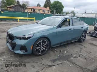 ✅ 2024 BMW 5 Series 530i xDrive • VIN: WBA53FJ02RCR74862 • Lot: 58500705. Wystawiony na Copart z przebiegiem 19 594 mil. Bezpłatny archiwum sprzedaży aukcyjnych z USA i szczegółowy raport historii pojazdu na DreamBid. Zdjęcie 1.