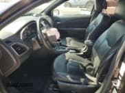 ✅ 2013 Chrysler 200 LX • VIN: 1C3CCBABXDN604622 • Lot: 84630185. Wystawiony na Copart z przebiegiem 159 578 mil. Bezpłatny archiwum sprzedaży aukcyjnych z USA i szczegółowy raport historii pojazdu na DreamBid. Zdjęcie 7.