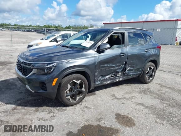 ✅ 2025 Kia Seltos S • VIN: KNDEUCAA0S7716734 • Lot: 43396746. Wystawiony na IAAI z przebiegiem 9 367 mil. Bezpłatny archiwum sprzedaży aukcyjnych z USA i szczegółowy raport historii pojazdu na DreamBid. Zdjęcie 2.