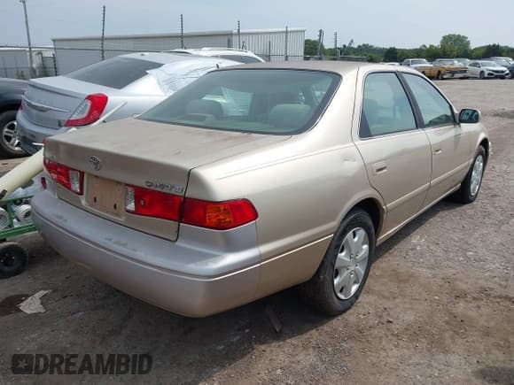 ✅ 2001 Toyota Camry CE • VIN: JT2BG22K810553908 • Lot: 43136250. Listed on IAAI with 231,026 mi. Free auction sales archive from the USA and detailed vehicle history report at DreamBid. Image 4.