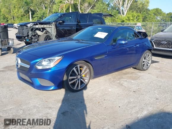 ✅ 2017 Mercedes-Benz SLC 300 • VIN: WDDPK3JA0HF127797 • Lot: 43780792. Wystawiony na IAAI z przebiegiem 58 673 mil. Bezpłatny archiwum sprzedaży aukcyjnych z USA i szczegółowy raport historii pojazdu na DreamBid. Zdjęcie 2.