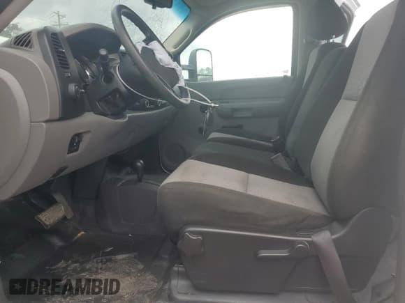 ✅ 2009 Chevrolet Silverado 2500HD Work Truck • VIN: 1GCHK43649F173941 • Lot: 45109595. Wystawiony na Copart z przebiegiem 179 803 mil. Bezpłatny archiwum sprzedaży aukcyjnych z USA i szczegółowy raport historii pojazdu na DreamBid. Zdjęcie 7.