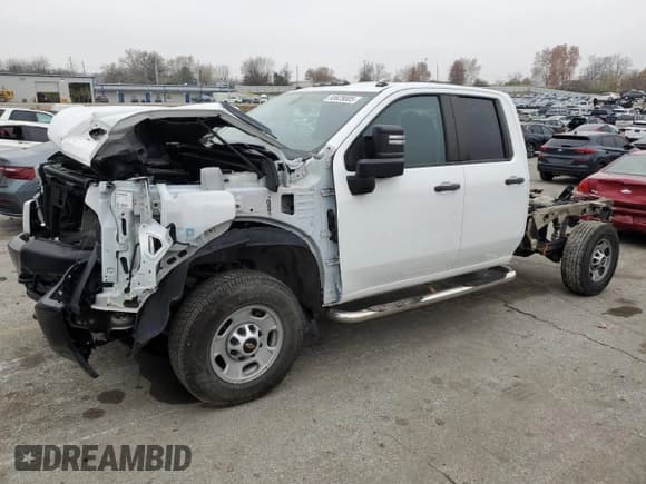 ✅ 2022 Chevrolet Silverado 2500HD • VIN: 1GB5YLE71NF335721 • Lot: 93628005. Wystawiony na Copart z przebiegiem 58 046 mil. Bezpłatny archiwum sprzedaży aukcyjnych z USA i szczegółowy raport historii pojazdu na DreamBid. Zdjęcie 1.