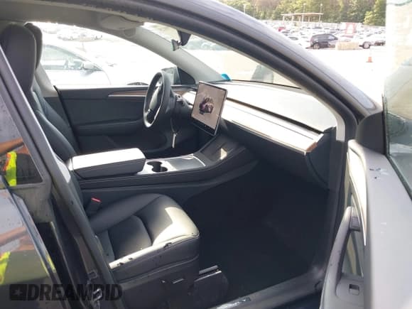 ✅ 2024 Tesla Model Y • VIN: 7SAYGDED6RF206264 • Lot: 42799125. Wystawiony na IAAI z przebiegiem 6 174 mil. Bezpłatny archiwum sprzedaży aukcyjnych z USA i szczegółowy raport historii pojazdu na DreamBid. Zdjęcie 5.