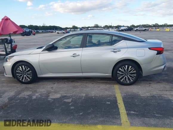 ✅ 2024 Nissan Altima SV • VIN: 1N4BL4DV9RN360435 • Lot: 43709822. Wystawiony na IAAI z przebiegiem 62 019 mil. Bezpłatny archiwum sprzedaży aukcyjnych z USA i szczegółowy raport historii pojazdu na DreamBid. Zdjęcie 14.