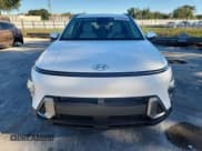 ✅ 2025 Hyundai Kona SEL Convenience • VIN: KM8HC3AB2SU236507 • Лот: 90342805. Опубликован ранее на Copart с пробегом 896 миль. Бесплатный доступ к архиву аукционных продаж из США и подробный отчёт об истории автомобиля на DreamBid. Изображение 5.