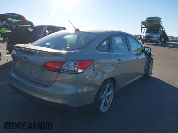 ✅ 2015 Ford Focus Titanium • VIN: 1FADP3J23FL304788 • Lot: 43670437. Wystawiony na IAAI z przebiegiem 155 474 mil. Bezpłatny archiwum sprzedaży aukcyjnych z USA i szczegółowy raport historii pojazdu na DreamBid. Zdjęcie 4.