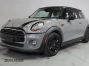 ✅ 2017 MINI Hardtop Cooper • VIN: WMWXP5C56H3B77810 • Лот: 85578875. Опубликован ранее на Copart с пробегом 116 916 миль. Бесплатный доступ к архиву аукционных продаж из США и подробный отчёт об истории автомобиля на DreamBid. Изображение 2.