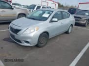 ✅ 2013 Nissan Versa SV • VIN: 3N1CN7AP8DL860937 • Lot: 43698617. Wystawiony na IAAI z przebiegiem 141 311 mil. Bezpłatny archiwum sprzedaży aukcyjnych z USA i szczegółowy raport historii pojazdu na DreamBid. Zdjęcie 2.