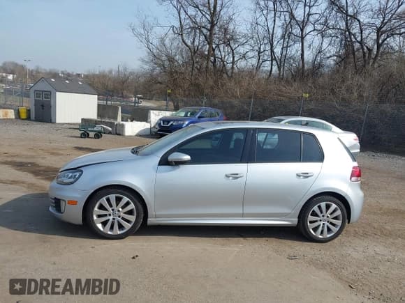 ✅ 2013 Volkswagen Golf TDI w/Sunroof & Nav • VIN: WVWNM7AJ1DW031965 • Lot: 41805349. Wystawiony na IAAI z przebiegiem 184 738 mil. Bezpłatny archiwum sprzedaży aukcyjnych z USA i szczegółowy raport historii pojazdu na DreamBid. Zdjęcie 14.