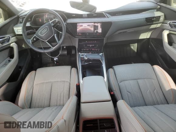 ✅ 2024 Audi Q8 e-tron • VIN: WA16AAGE2RB023404 • Лот: 53357925. Опубликован ранее на Copart с пробегом 13 621 миль. Бесплатный доступ к архиву аукционных продаж из США и подробный отчёт об истории автомобиля на DreamBid. Изображение 8.