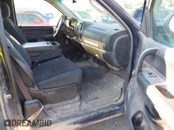 ✅ 2008 Chevrolet Silverado 2500HD 1LT • VIN: 1GCHK29K98E211015 • Lot: 42584905. Wystawiony na IAAI z przebiegiem 286 629 mil. Bezpłatny archiwum sprzedaży aukcyjnych z USA i szczegółowy raport historii pojazdu na DreamBid. Zdjęcie 5.